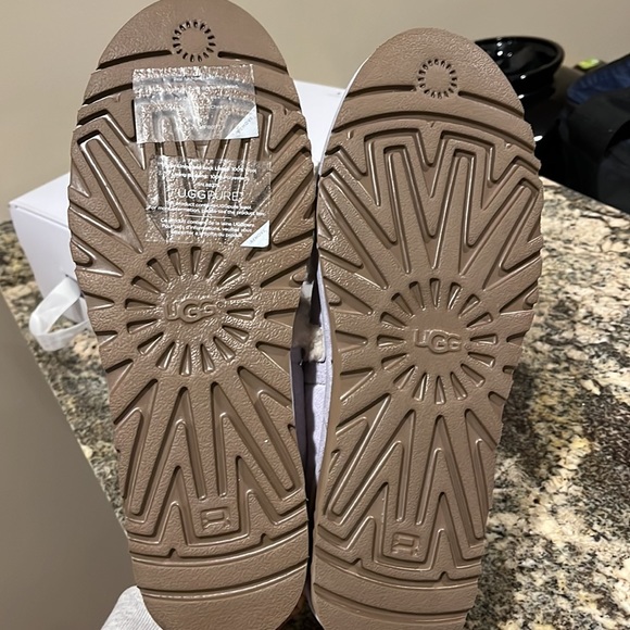 UGG Slide - Picture 4 of 4